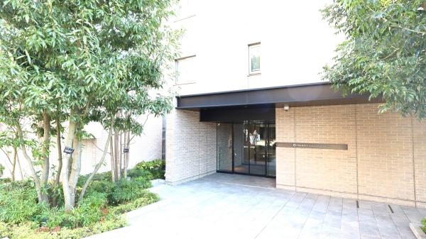 植栽が迎えてくれる優雅なエントランス