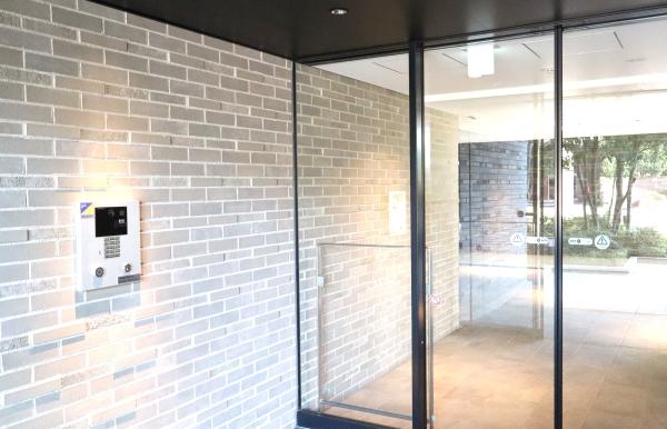 植栽が迎えてくれる優雅なエントランス