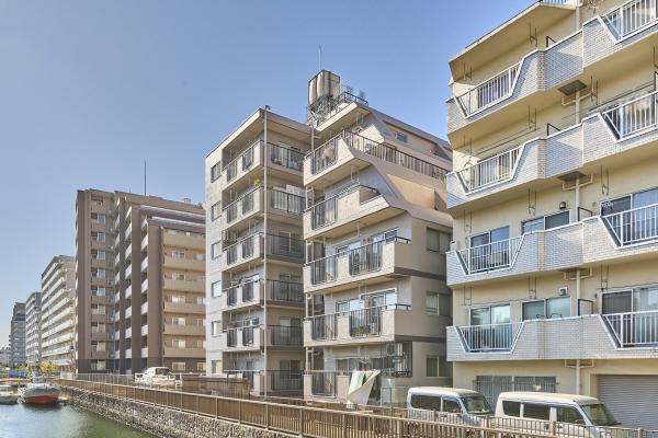 川沿いにたたずむ「ハイツ木場」