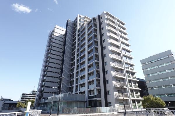 外装は白タイルを基調とし、要所にコントラストをつける黒タイルが使用さています。