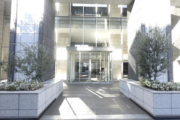 外装は白タイルを基調とし、要所にコントラストをつける黒タイルが使用さています。