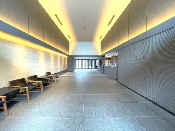 管理の行き届いた綺麗なロビーです。来客時や待ち合わせにお使いいただける椅子が設置されています。