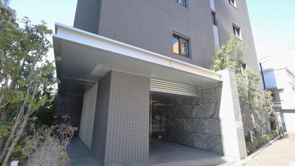 ガラス手摺が映えるデザインの外観