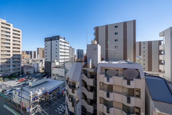 バルコニーからの眺望。東側を撮影（眺望に関しては永続的に保証されるものではありません）