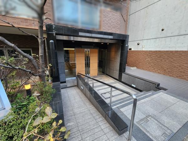 石材が使われたシックなエントランス