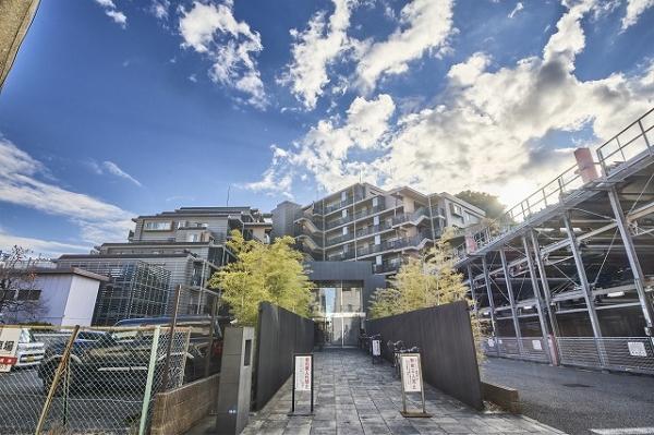 総戸数１１２戸（管理事務室、集会室各１戸含む）の大規模マンションです。