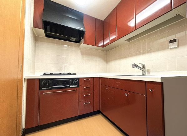 約13.4帖のリビングダイニングと約6帖の和室（CGで作成したリフォームイメージです）