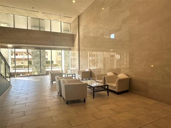 タワーエントランス　不審者や勧誘員などが建物内に立ち入るのを防いでくれるオートロック付き