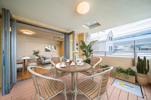 開放的なオープンエアリビングバルコニー。CGで作成したリフォーム・家具設置イメージです。