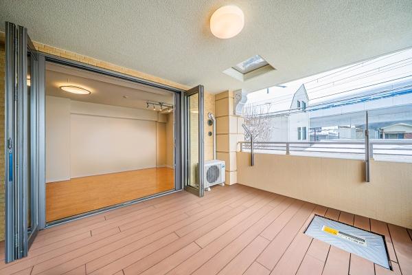 開放的なオープンエアリビングバルコニー。CGで作成したリフォーム・家具設置イメージです。