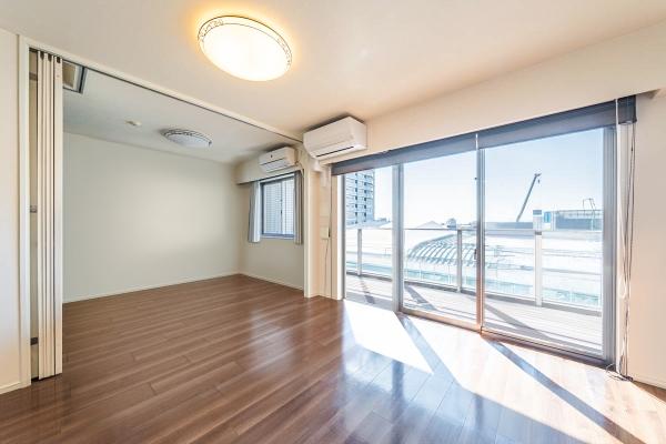 7階部分南西向きにつき日照良好。CGで作成したリフォーム・家具設置イメージです