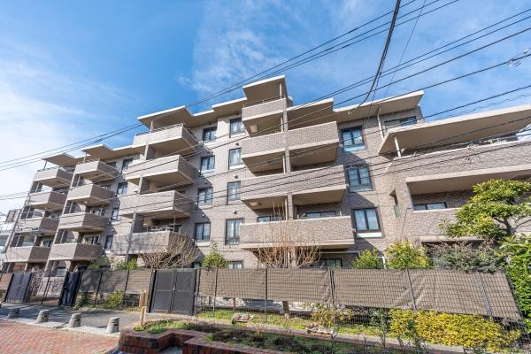 全面タイル張りの現地外観