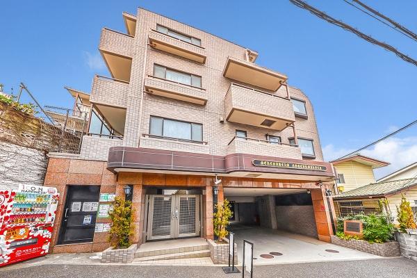 重厚なタイル仕上げの外観