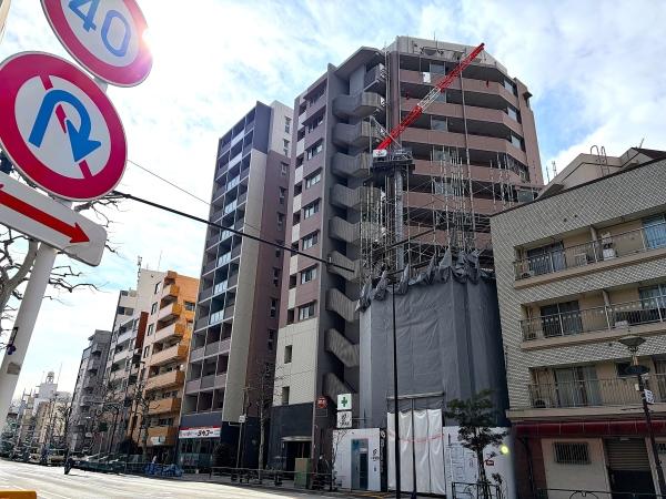 アースカラーのタイルに包まれた外観（北側から撮影）