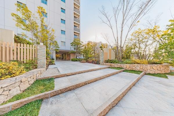 広さと奥行きのあるエントランスアプローチ