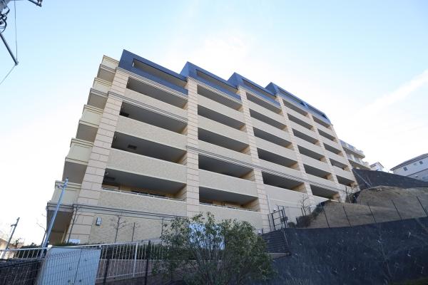 落ち着いたベージュ系の外観デザインが街並みに調和。開放的なバルコニーが魅力のレジデンスです。