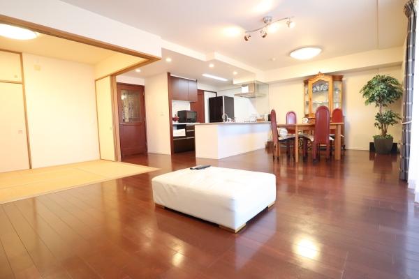 落ち着いたベージュ系の外観デザインが街並みに調和。開放的なバルコニーが魅力のレジデンスです。