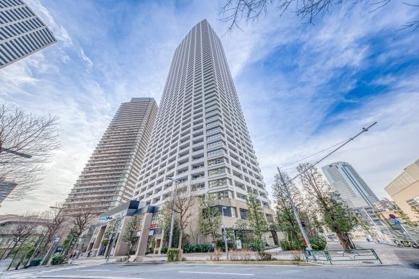 東側道路からの建物外観