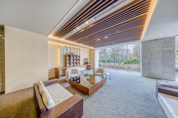 東側道路からの建物外観