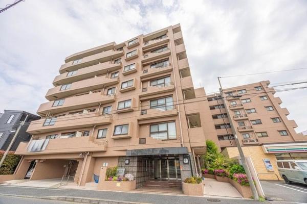 ブラウン調のタイルで統一されたモダンなフォルム