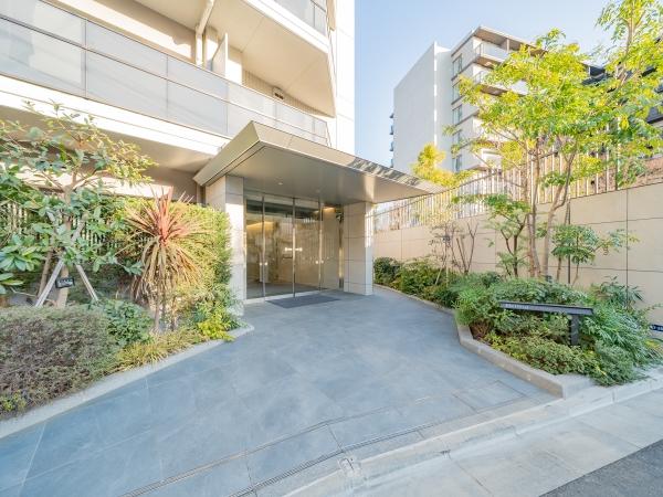 エントランス前