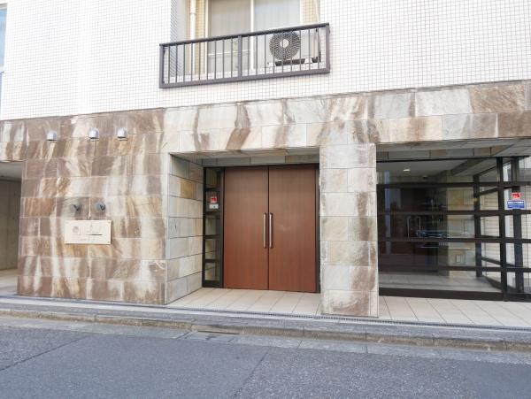 エントランスは、ガラス張りで明るい空間を演出します