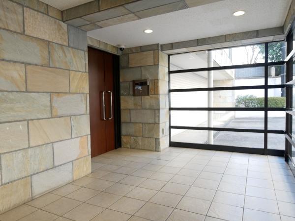 エントランスは、ガラス張りで明るい空間を演出します