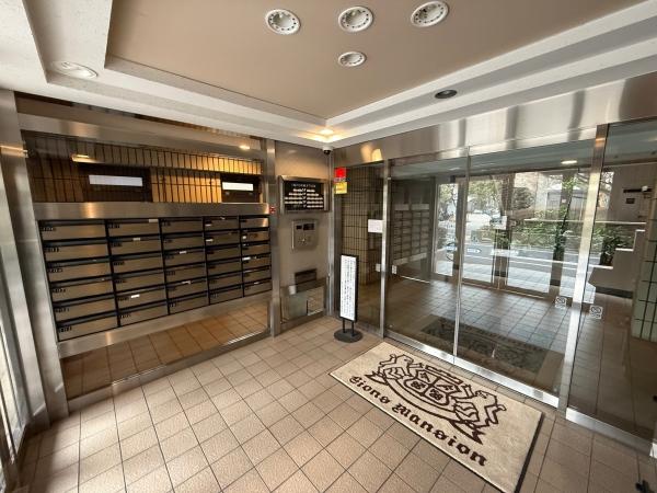 重厚感のあるエントランス