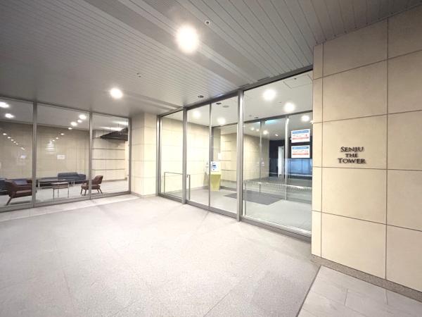 重厚感ある素材を用いた雅趣豊かなエントランスアプローチ