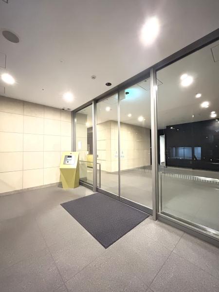 重厚感ある素材を用いた雅趣豊かなエントランスアプローチ