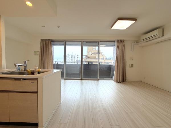 陽当たり・眺望良好な南東・南西向き角住戸、約19.2帖の広々としたLDK