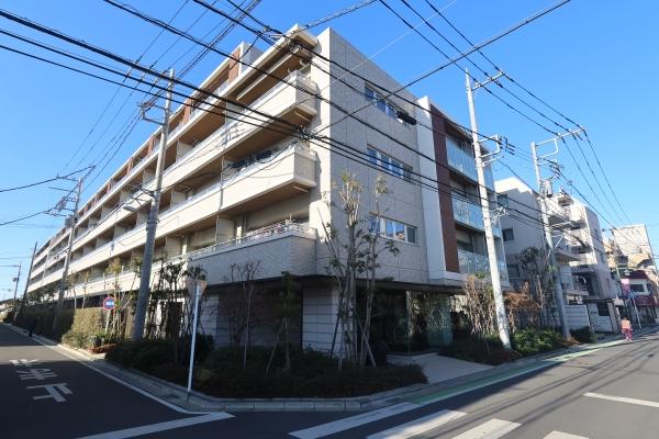 2020年2月築。総戸数72戸、ペットと暮らせるマンション（犬・猫は計2匹まで、飼育細則あり）