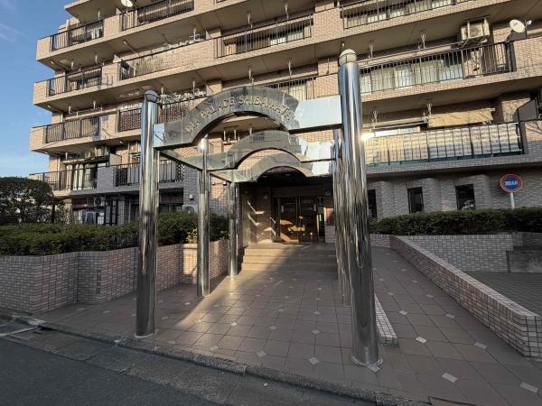 鮮やかなモニュメント風のアーチを配したエントランスです。