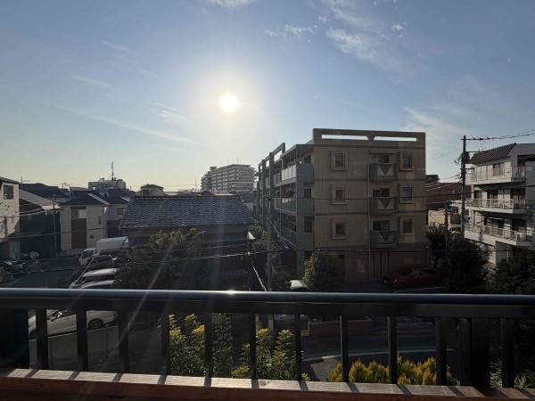 鮮やかなモニュメント風のアーチを配したエントランスです。