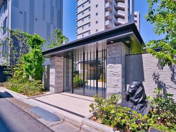 重厚なエントランス前ゲート