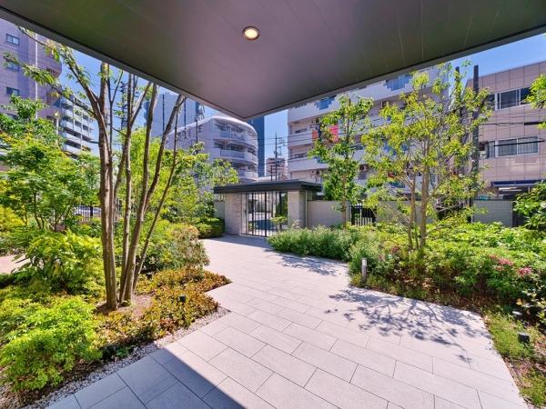 重厚なエントランス前ゲート