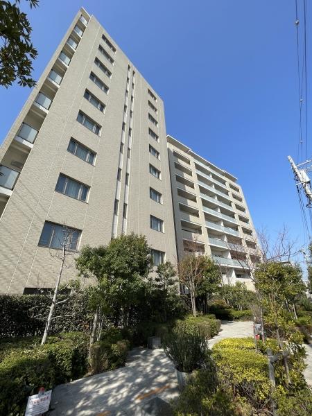 敷地には緑が多く歩道も完備