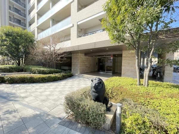 敷地には緑が多く歩道も完備