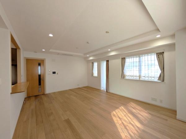 リビング。約１６．４帖で２方向に開口。