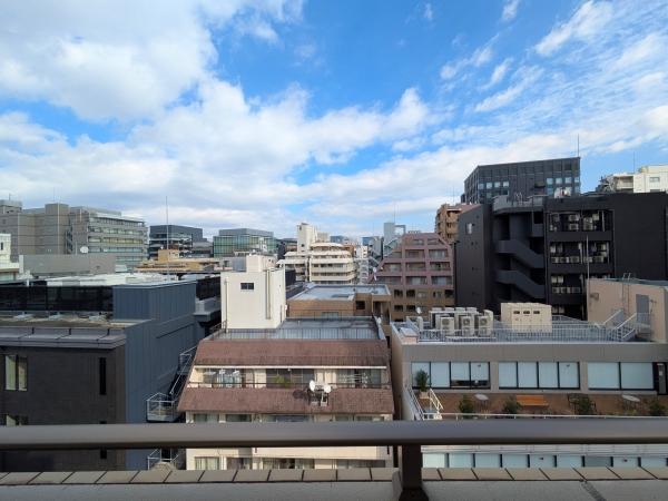 リビング。約１６．４帖で２方向に開口。