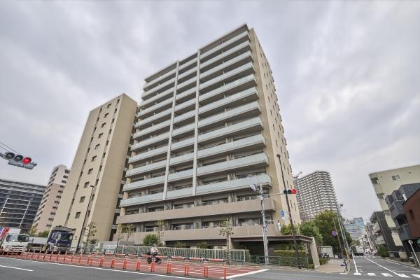 現地外観／2014年9月築、総戸数125戸の大規模マンション