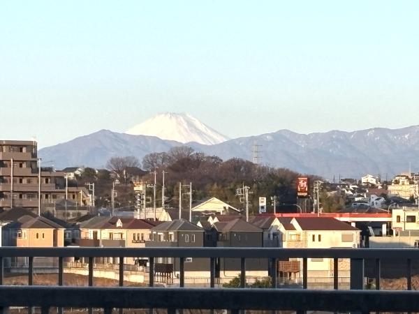 バルコニーからは富士山を望むことができます。（眺望については永続的に保証されるものではありません。）