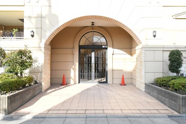 南・東角地の立地を生かした歩車分離設計で敷地内動線の安全に配慮