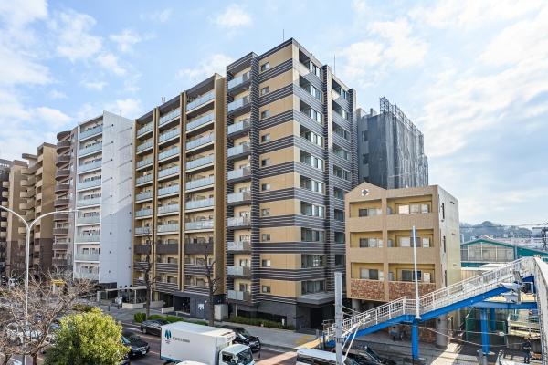 新横浜駅へとつながるメインストリート沿いに佇む2020年6月築のマンション。