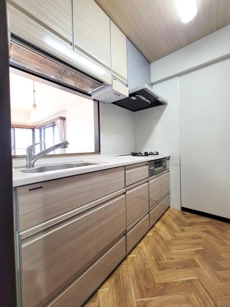 東方面、南方面からの採光が可能な明るいリビングダイニング（CGで作成したリフォームイメージです）