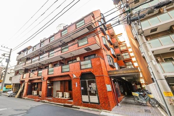 温もりを感じるレンガ調の外観です