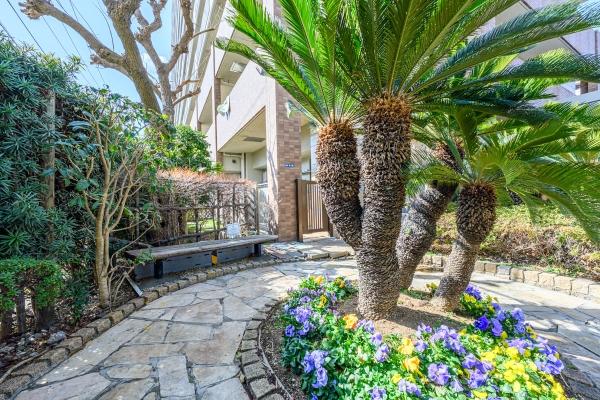 エントランス前屋根付車止め