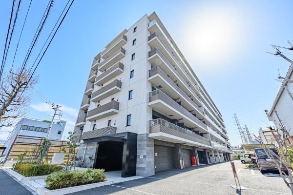 ２０１８年築の築浅マンションでスタイリッシュな外観が特徴です。