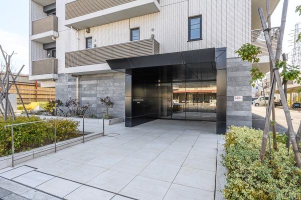 ゆとりのあるエントランススペースで、ベビーカーや荷物の多い日もスムーズに出入りができます