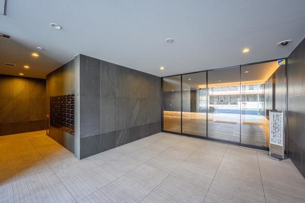 ゆとりのあるエントランススペースで、ベビーカーや荷物の多い日もスムーズに出入りができます